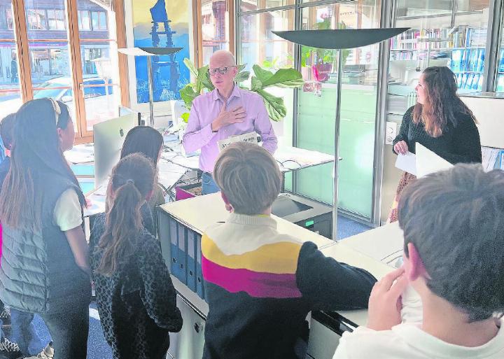 Die sechste Klasse des Instituts Le Rosey war zu Besuch beim Verlag der Müller Medien AG und der Redaktion des «Anzeigers von Saanen». FOTO: ZVG