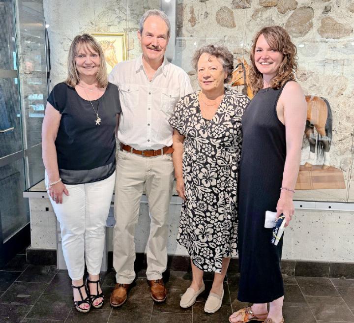 Sie trugen massgeblich zur gelungenen Ausstellung bei: v.l. die Eltern Marlis und Marcel Schwizgebel, Museumsvorstandsmitglied Renate Bach und Künstlerin Denise Schwizgebel.
