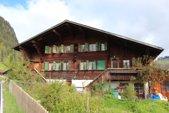 Das Walischihaus, welches einst der alten Landschaft Saanen gehörte. Zurzeit wird es von der Gemeinde Saanen, der heutigen Eigentümerin, umgebaut, um neuen Wohnraum zu schaffen. Die denkmalgeschützte Fassade bleibt dabei natürlich erhalten (Foto vor dem Umbau). Foto: zVg Gemeinde Saanen  