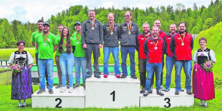 Podest Feld E: v.l. Militärschützen Schwanden, Feldschützen Lauenen und Feldschützen Stocken, flankiert von den beiden Ehrendamen. FOTO: OSV/ANGELA JUKIC