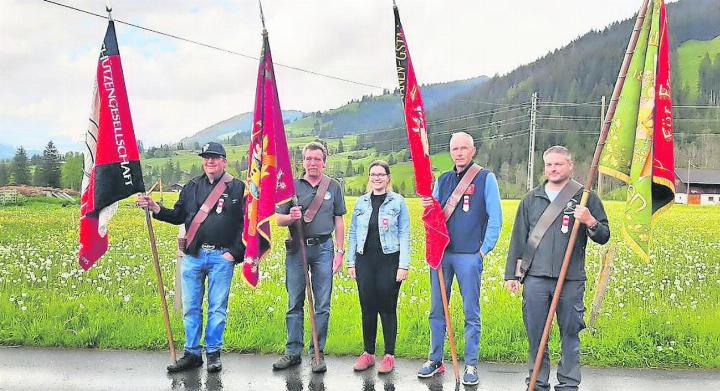 Vereinsfähnriche mit bester Dame: v.l. Roland von Siebenthal, SG-Saanenmöser, 69 P.; Gerhard Marti, FS-Gsteig, 71 P.; beste Dame Florina Krasniqi, FS-Gsteig, 64 P.; Marc Matti, FS-Saanen-Gstaad, 70 P.; Annen Stefan, FS-Lauenen, 69 P.