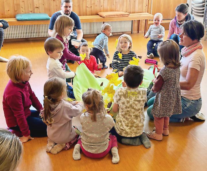 Erlebnis Elki-Musik: Ob mit Eltern, Grosseltern oder anderen Begleitpersonen, es macht Spass, gemeinsam die Musik zu entdecken.      FOTO: ZVG