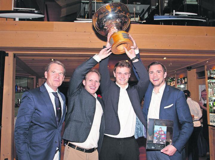 Die Gewinner des 23. Interclub GYC Ski & Yachting 2023 – das Team GYC Vorwindcarver: (von rechts) Robert Boo, Joshua Richner, Christian Hauswirth mit GYC Sailing Officer Daniel Heine.