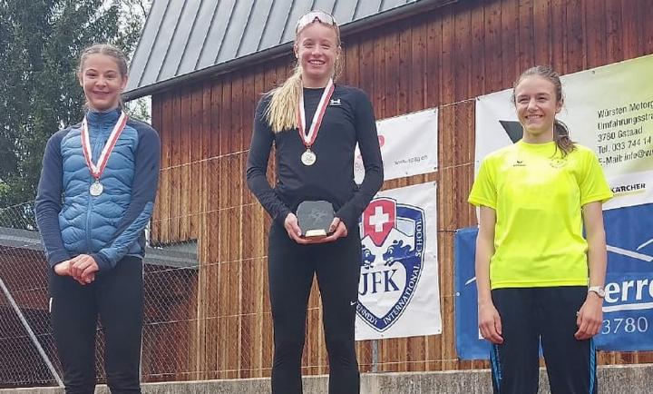 V.l. Eleanora Lehmann, die Titelgewinnerin 80 und 1000 Meter Danja Reichenbach und Ramona von Siebenthal. FOTOS: ZVG