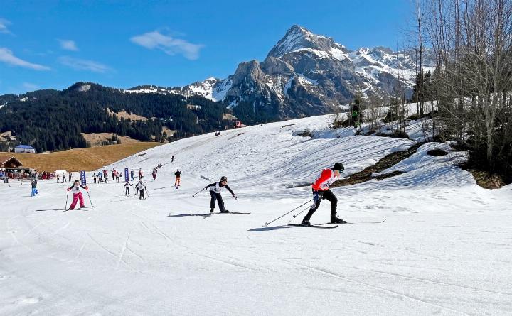 Mädchen und Knaben der Kategorie 1.–3.Klasse beim Langlaufwettkampf. FOTOS: ZVG