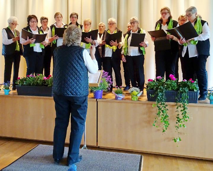 Der Frauenchor Gstaad-Saanen verwöhnte seine Gäste buchstäblich nach Noten.