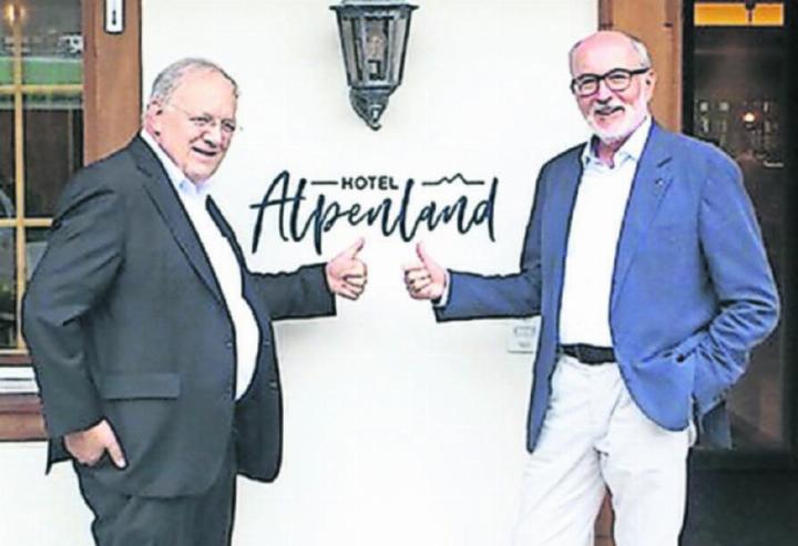 Johann Schneider-Ammann (links) und Willy Michel beim Hotel Alpenland. FOTO: ZVG