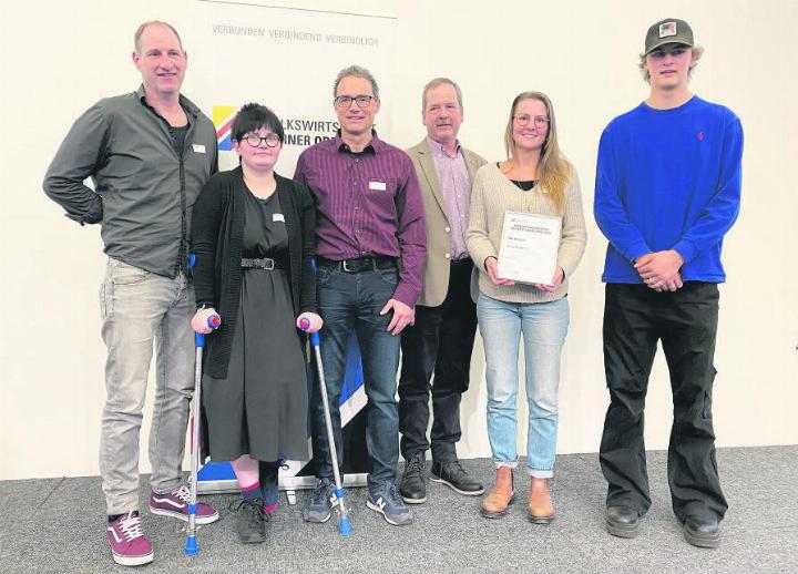 Freuen sich über den Preis: (von links) Philipp Bigler, Vize-Präsident, Celina Burri, WG-Bewohnerin/Lernende Floristin, Christoph Däpp, Vereinspräsident, Toni von Grünigen, Gemeindepräsident Saanen, Selina Flückiger, Sozialarbeiterin, Jason Ammann, Bewohner/Lernender Zimmermann. FOTO: ROMAN GIMMEL