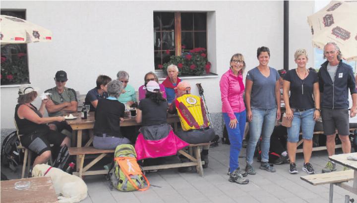 Das Sparenmoos mit Etappenort Site Alp Beizli ist der Höhepunkt der Blinden-Wanderwoche, organisiert vom früheren Lenkerhof Direktorenpaar. Stehend v.l. Daniela Borter, Nadja Santschi, Regula Dänzer und Daniel Borter. FOTO: MATTHIAS KURT