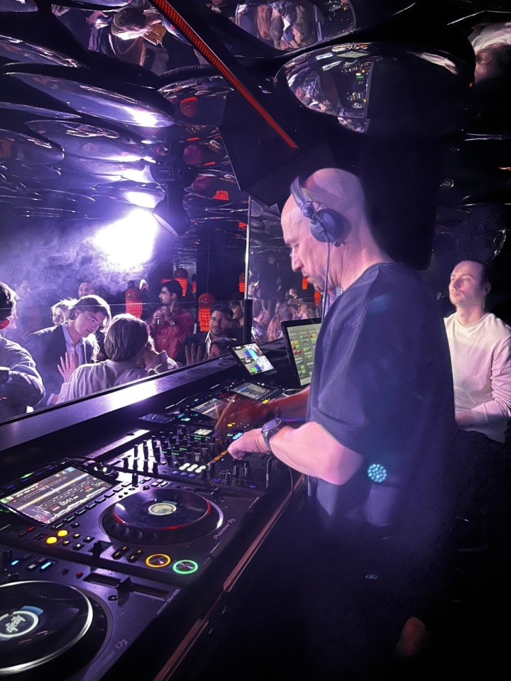 Seit über 20 Jahren eine feste Instanz im Green Go: DJ Jim Leblanc. (Foto: Paula Mittag)