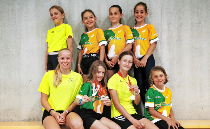Hintere Reihe v.l.: Luisa Perreten, Lucienne Bach, Joelle Steffen, Melina Peverelli; vordere Reihe v.l.: Danja Reichenbach, Liana Peverelli, Nora Huwiler, Enya Perreten. Es fehlen: Aylin Perreten und Sofia Lüthi. FOTOS: ZVG