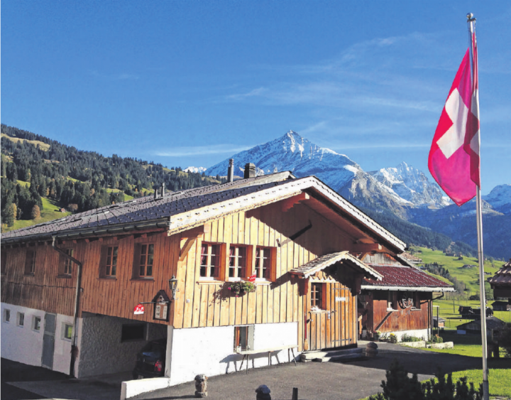 Der urige Eingangsbereich im Schweizer Alphüttenstil verzaubert Gäste aus aller Welt. FOTOS: ZVG