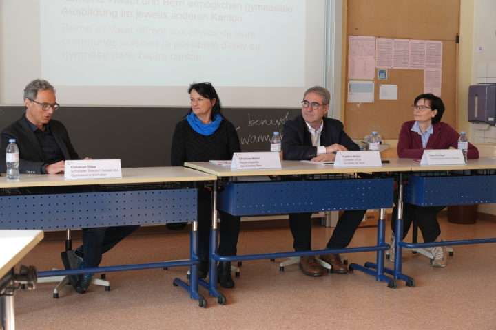 Von Links: Christoph Däpp (Schulleiter Standort Gstaad des Gymnasiums Interlaken), Regierungsrätin Christine Häsler (Bildungs- und Kulturdirektorin des Kantons Bern), Staatsrat Frédéric Borloz (Chef des Departements für Bildung und Berufsausbildung des Kantons Waadt), Petra Schläppi (Gemeindepräsidentin von Saanen) (Foto: Jonathan Schopfer) Von Links: Christoph Däpp (Schulleiter Standort Gstaad des Gymnasiums Interlaken), Regierungsrätin Christine Häsler (Bildungs- und Kulturdirektorin des Kantons Bern), Staatsrat Frédéric Borloz (Chef des Departements für Bildung und Berufsausbildung des Kantons Waadt), Petra Schläppi (Gemeindepräsidentin von Saanen) (Foto: Jonathan Schopfer)