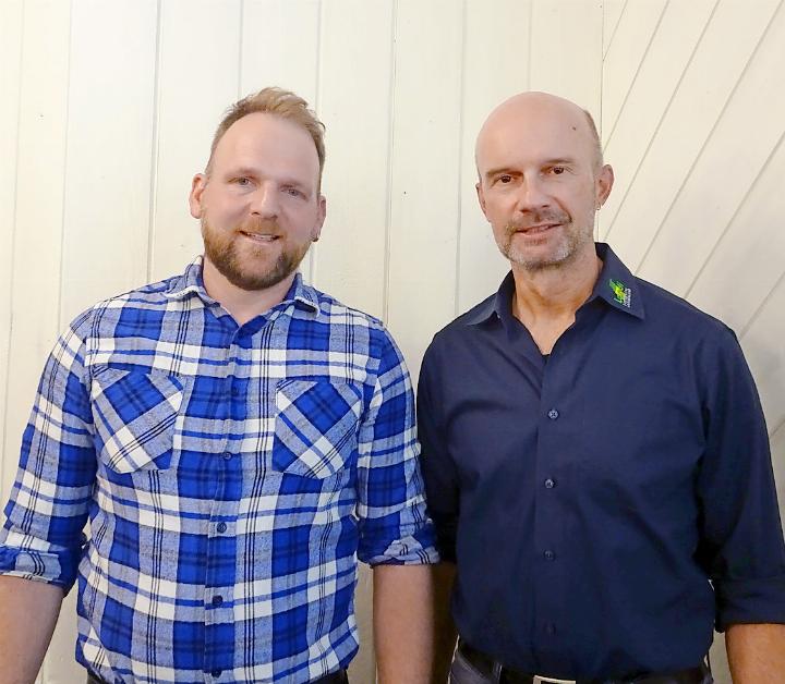 Jonathan Trachsel (links) führte kompetent durch die Versammlung. Mario Cairoli erläuterte den Geschäftsbericht und die Jahresrechnung. FOTO: VRENI MÜLLENER