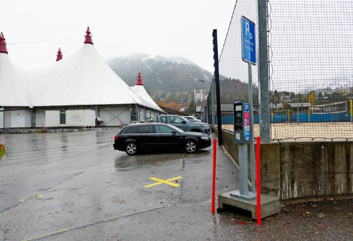 Parkplatz hinter dem Sportzentrum. FOTOS: PAULA MITTAG Parkplatz hinter dem Sportzentrum. FOTOS: PAULA MITTAG