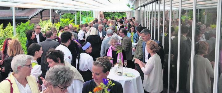 Es herrscht frohe Stimmung am traditionellen Begrüssungsapéro: gute Gespräche und gemeinsame Vorfreude auf die kommenden Festivalkonzerte.