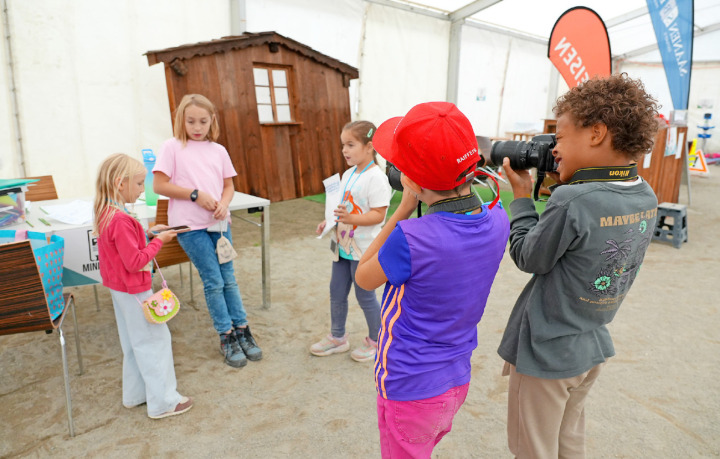 Die Journalistencrew im Einsatz! Die Gemeindepräsidentin von Mini-Gstaad wird interviewt, aufgezeichnet und fotografiert. FOTO: SONJA WOLF