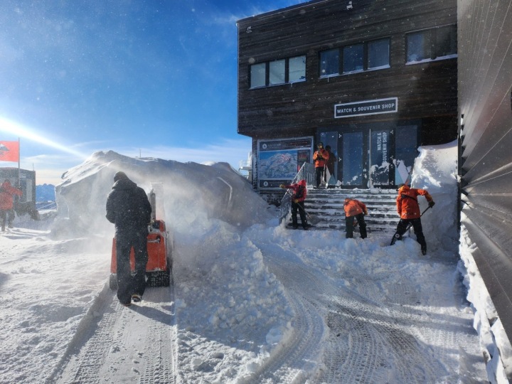 Ein Bild vom letzten Freitag auf der Bergstation Glacier 3000. Bereits da fiel ähnlich viel Schnee wie aktuell. (Foto: Glacier 3000)