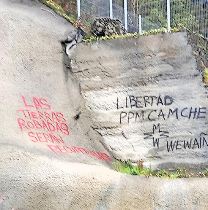 Inschriften auf einer Stützmauer in Castro, der Hauptstadt Chiloés.