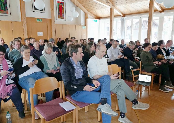 Erstmals kam an der Sitzung das digitale Abstimmungstool «Mentimeter» zum Einsatz: Die Mitglieder des Destinationsrats gaben ihre Einschätzungen per Smartphone ab – anonym und in Echtzeit sichtbar.   FOTO: SONJA WOLF