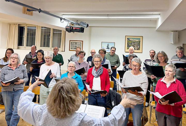 Das Chörli «Heimaglüt» Grund bereitet sich auf den bevorstehenden Liederabend vor.    FOTO: ZVG