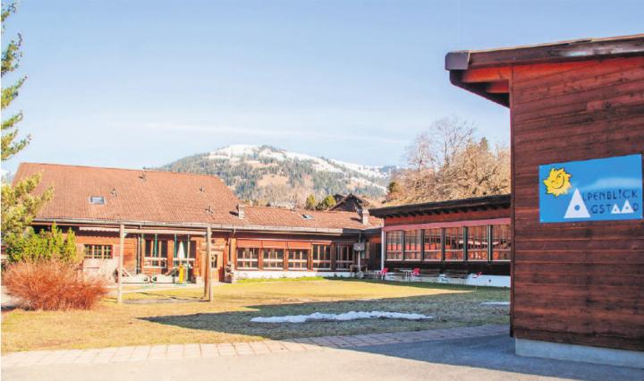 Könnte schon bald abgerissen und wieder neu aufgebaut werden: Das Ferienheim Alpenblick in Gstaad. FOTO: KEREM MAURER