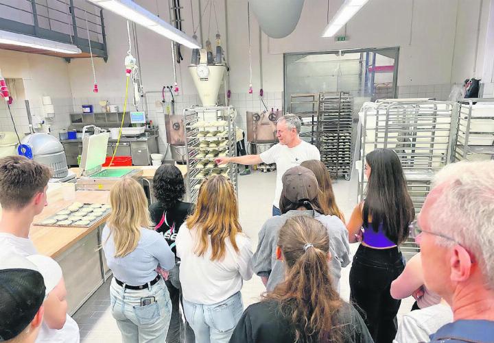 Eric Oehrli von Earlybeck erklärte den Anwesenden die Produktion in seinem Betrieb. FOTOS: ZVG