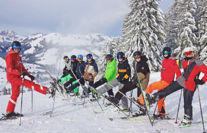 Eine Deux-im-Schnee-Skiklasse von 2025, die sichtlich die Pistenstunden genossen hat. ARCHIVFOTOS: GST