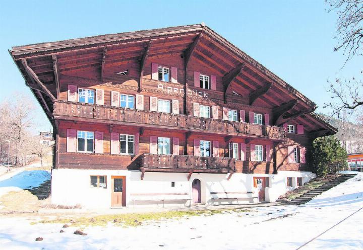 Muss bald einem Neubau weichen: Das Ferienheim Alpenblick in Gstaad. FOTO: KEREM MAURER