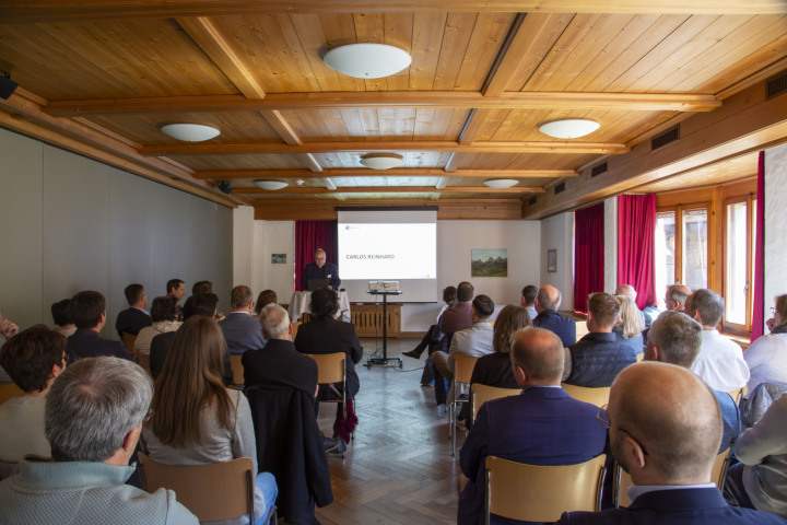 Am ersten «berneroberland.dialog» referierte Matthias In-Albon (Foto rund), Geschäftsführer der Bergbahnen Destination Gstaad AG (BDG) über die ersten Zahlen des Magic Pass. Fotos: Jocleyne Page