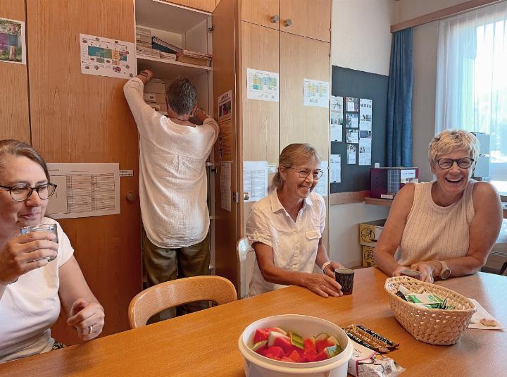 Gelöste Stimmung im Lehrerzimmer: Zwar braucht Schulleiterin Eva Frautschi (Mitte) immer einiges an Kraft, Ideen und auch Strategien, damit der Schulbetrieb mit genügend Lehrkräften gesichert ist, doch nun sieht alles gut aus für das aktuelle Schuljahr. FOTOS: ZVG