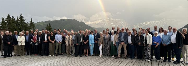 Die Festgemeinde strahlt den nächsten 50 Jahren entgegen.