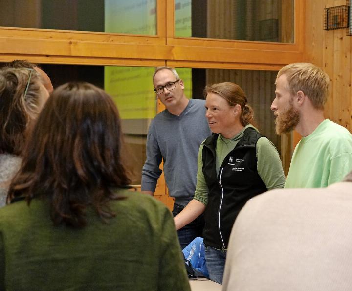 Nach dem Informationsanlass kam es zu Diskussionen: von links: Stephan Ansorge (Oberingenieurskreis), Cornelia Brönnimann (Amt für Wald und Naturgefahren des Kantons Bern), Andreas Sutter (Geotest AG). FOTO: JONATHAN SCHOPFER Nach dem Informationsanlass kam es zu Diskussionen: von links: Stephan Ansorge (Oberingenieurskreis), Cornelia Brönnimann (Amt für Wald und Naturgefahren des Kantons Bern), Andreas Sutter (Geotest AG). FOTO: JONATHAN SCHOPFER