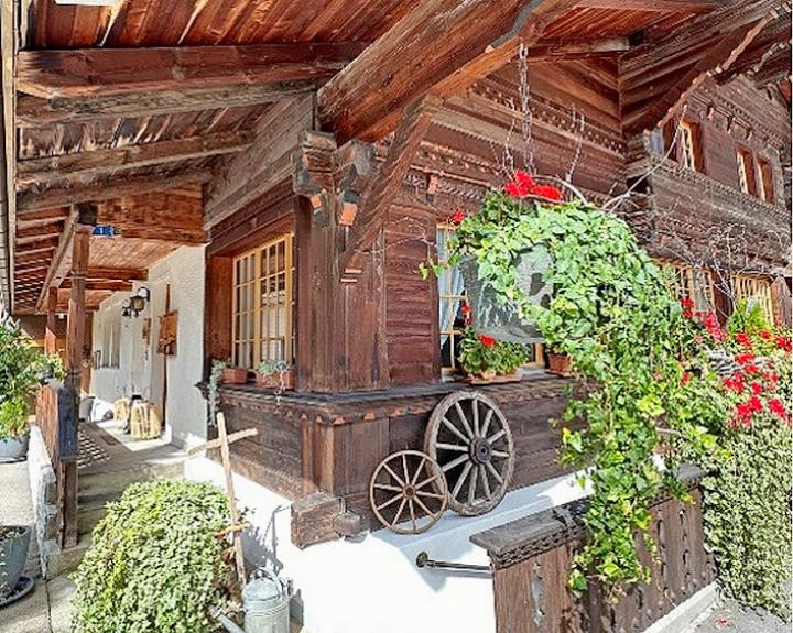 Das preisgekrönte Chalet Simmi in Wimmis mit dem liebevoll gepflegten Blumenschmuck. FOTO: ZVG