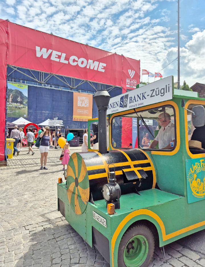 Auch an der Jubiläumsausgabe des Swatch Beach Pro Gstaad Anfang Juli fuhr das Saanen-Bank-Zügli wieder durch die Promenade und hat in viele Kinderaugen ein Leuchten gezaubert. Seit 2007 wird diese Attraktion von der Saanen Bank gesponsert und gehört fast schon wie der Sand zum Beach. Wir freuen uns, nächstes Jahr das 20-jährige Zügli-Jubiläum zu feiern. FOTO: ZVG