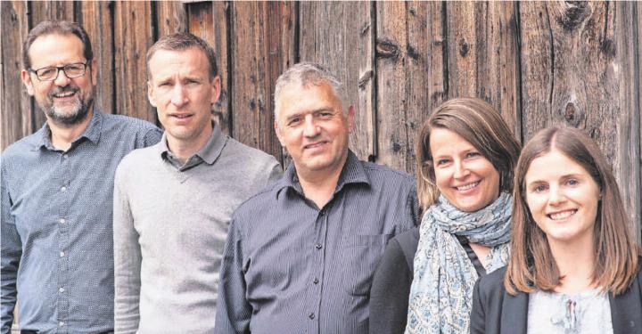 Die neue Geschäftsleitung der Tourismusorganisation Adelboden-Lenk-Kandersteg: v. l. Sandro Rubin, Dominique Lüthy, René Müller (VR-Präsident), Sarah Oester-Künzi, Corinne von Bergen. FOTO: ZVG