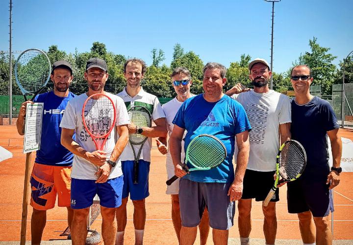 Frisch gebackene Aufsteiger: (von links) Marco Riedi, Daniel Mercier, Michel Zysset, Michel Bacher, Peter Aeschbacher, Marc Morillon, Roger Soller (es fehlt Cedric Hänni). Unten: Abkühlung in der Aare. FOTOS: ZVG