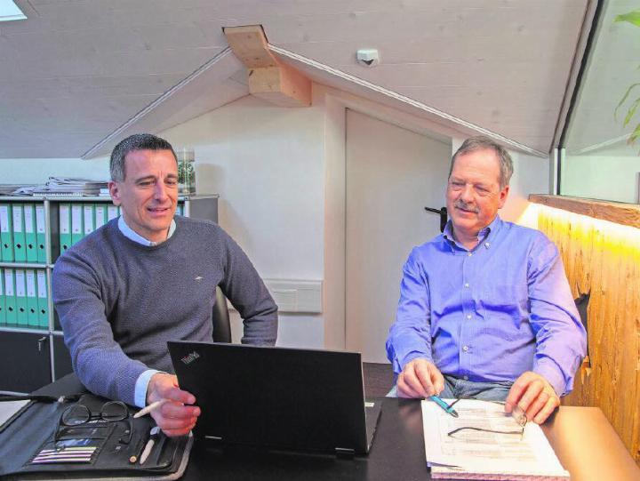 Verwaltungsdirektor Roman Gimmel (links) und der Saaner Gemeindepräsident Toni von Grünigen bei der Besprechung der Projekte von «Zukunft Saanen». FOTO: JOCELYNE PAGE