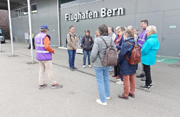 Eine Gruppe beim aktiven Anhören der spannenden Ausführungen des Tourguides.