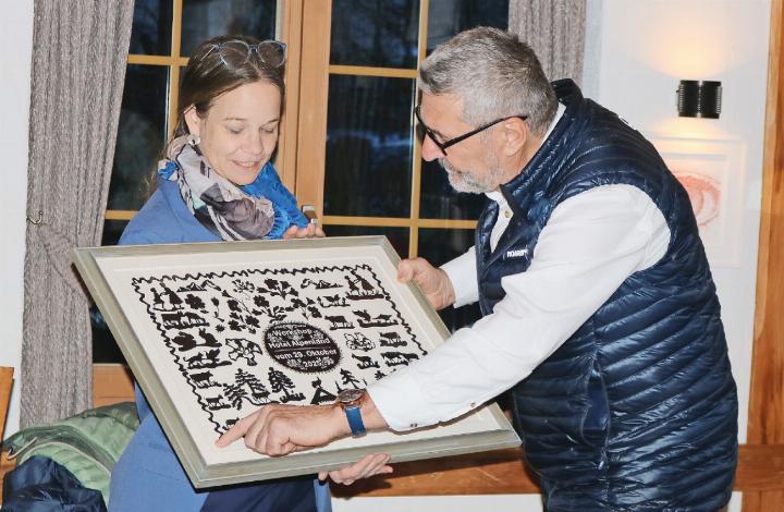 Hans-Jürgen Glatz übergibt Sandra Smith-Scheuner das Werk des Alpenland-Teams. FOTOS: ERIKA JAGGI