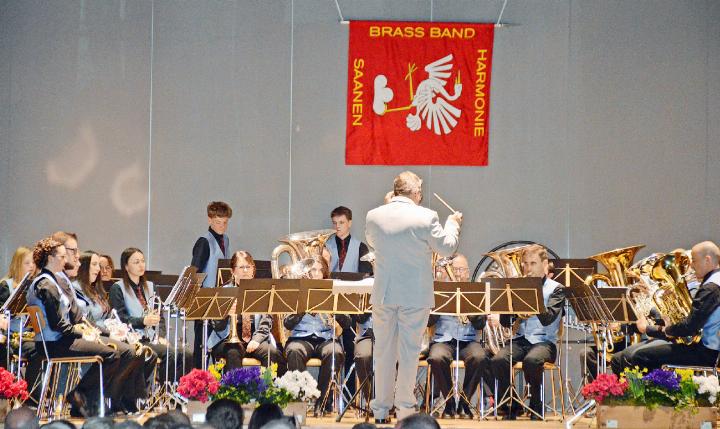 Das Orchester mit dem Dirigenten in voller Aktion.
FOTOS: TONI SIEGRIST