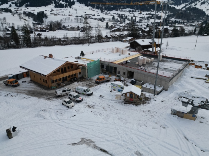 Das Racing Center Huble aus der Perspektive eines Skirennfahrers kurz vor der Zieleinfahrt. Das Lifthäuschen steht unbeirrt zwischen den Neubauten und hat seinen Platz behalten. Foto: Marco Minnig Das Racing Center Huble aus der Perspektive eines Skirennfahrers kurz vor der Zieleinfahrt. Das Lifthäuschen steht unbeirrt zwischen den Neubauten und hat seinen Platz behalten. Foto: Marco Minnig
