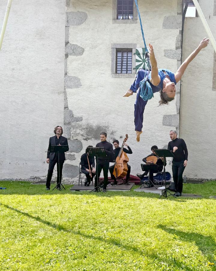 Hoch über Interpreten, Musikern und Publikum «tanzt» Séverine Bennevault Caton in der Luft. FOTOS: TINA DOSOT
