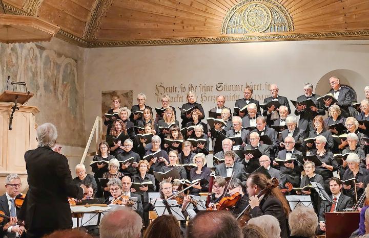 Der Cantate Chor Zweisimmen unter der Leitung von Klaus Burkhalter. FOTOS: MARTIN NATTERER Der Cantate Chor Zweisimmen unter der Leitung von Klaus Burkhalter. FOTOS: MARTIN NATTERER