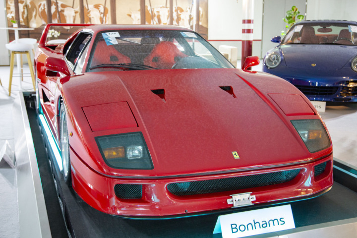 Der Ferrari F40 von 1991 wurde für 1,95 Millionen Franken in Gstaad versteigert. Doch trauen Sie (ausnahmsweise) Ihren Augen nicht: Das Luxusauto war blitzsauber poliert, allerdings spiegelt sich die Tiefgaragendecke in der Karosserie und der Frontscheibe. (Fotos: AvS)