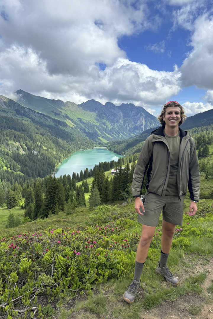 Sportlich unterwegs: Ganz privat geniesst «The Gstaad Guy» seine Freizeit in den Alpen beim Wandern in der Nähe vom Arnensee. (Fotos: zvg)