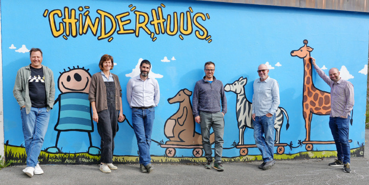 Der Vorstand blickt optimistisch in die Zukunft des Chinderhuus: (von links) Institutionsleiter Patric Bill, Vize-Präsidentin Nadja Ruchti, Jocobo Herráez Perpiñán, Clewi Haldi, Präsident Christian Gafner und Michael Schopfer. Es fehlt: Tanja Eschler. FOTOS: SONJA WOLF