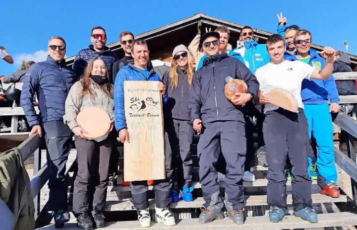 Sieger Teamwertung: v.l. 2. Saanen Bank; 1. Ueli Reichenbach AG; 3. Gobeli Bau. FOTOS: ZVG