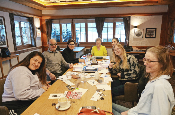Alle sitzen glücklich mit ihren fertigen Scherenschnitten am Tisch. FOTOS: PAULA MITTAG