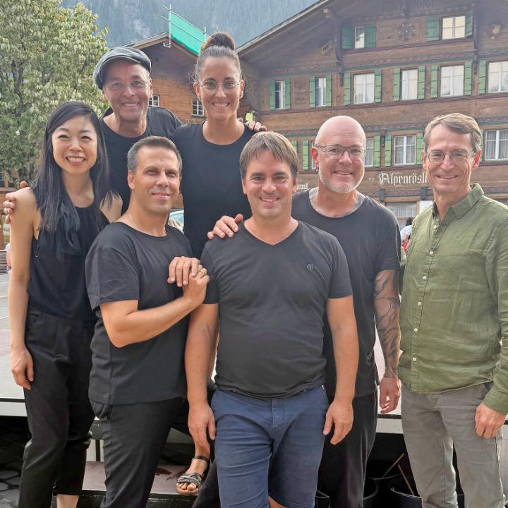Das Erfolgsteam: hinten v.l. Tiffany Butt, Klavier, und die beiden Choreografen Norbert Steinwarz und Thaïs Sandra Martinez Fraga. Vorne v.l. Teodor Dimitrov, Violine, Alex Wäber, Tilman Collmer, Schlagzeug, und Christoph Müller, künstlerischer Leiter des Festivals.